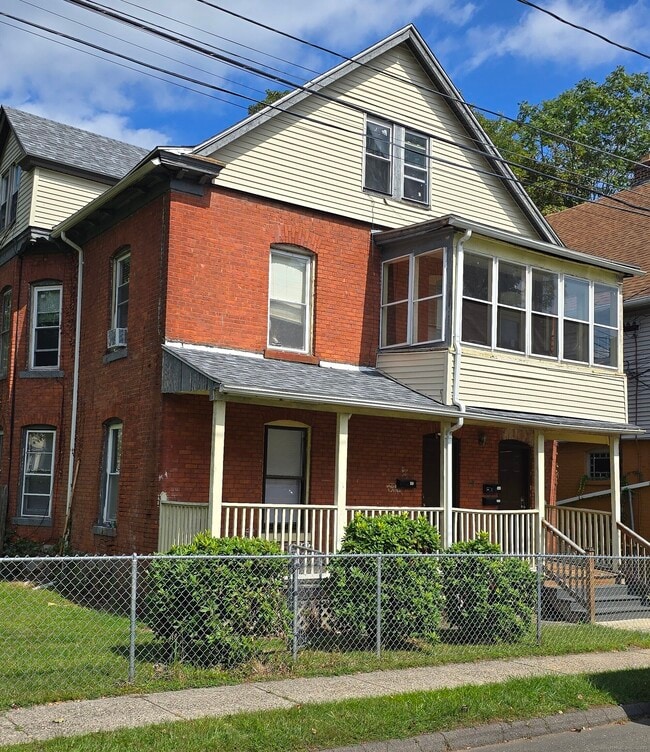 Building Photo - 6 E Raymond St Rental