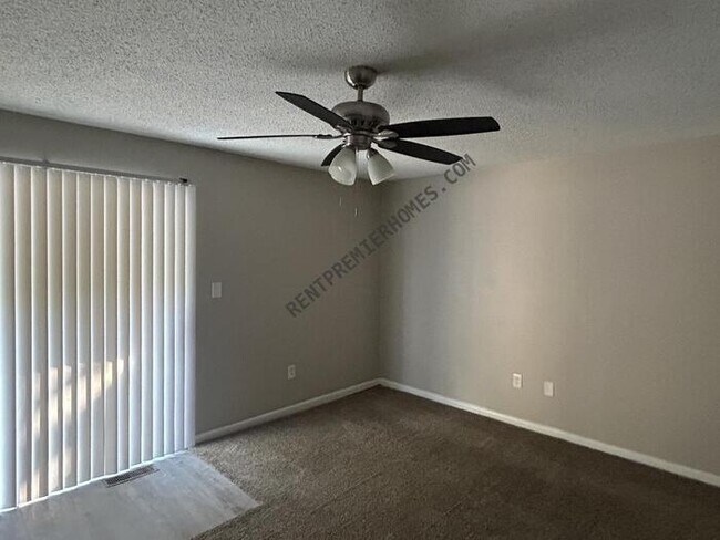 Photo - 218 W Apache St