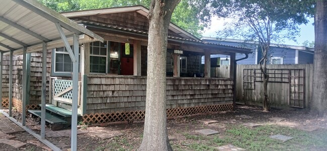Building Photo - 1022 Baker Ave