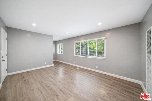 Photo - 252 S New Hampshire Ave Unidad 4