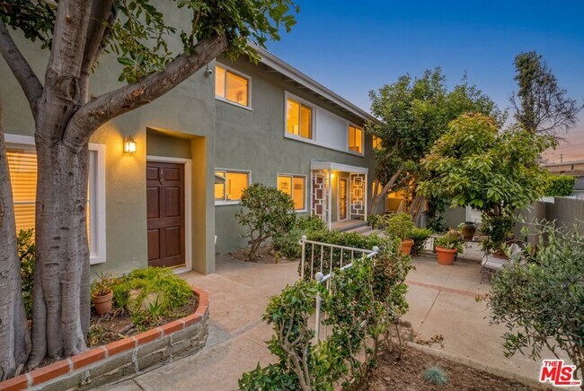 Building Photo - 16144 Sunset Blvd Unit 3