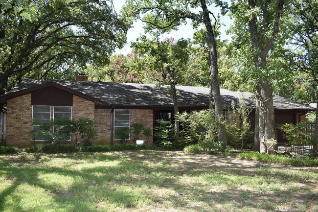 Building Photo - COMING SOON/VIEW NOW - Charming Grapevine 3BR Home with Fireplace & Spacious Layout in GCISD