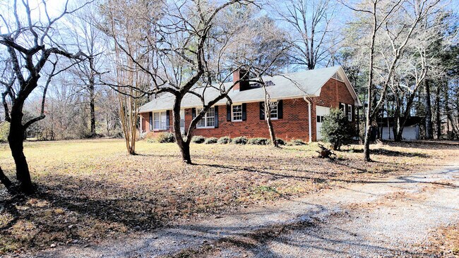 Building Photo - Nice private ranch in the woods Rental