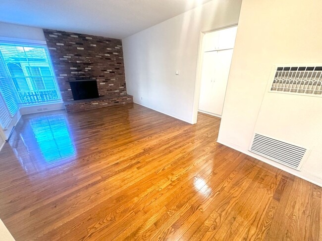 Photo - 4510-4512 E 15th Unidad 4512 E 15th St