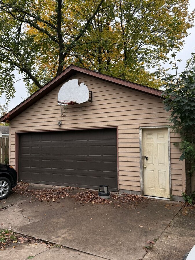 Photo - 6 Bedroom 2 Bath | Student Rental