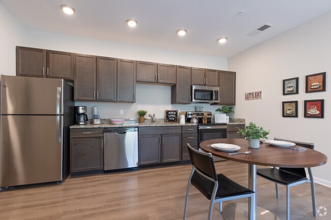 2BR, 2BA - 826SF - Kitchen