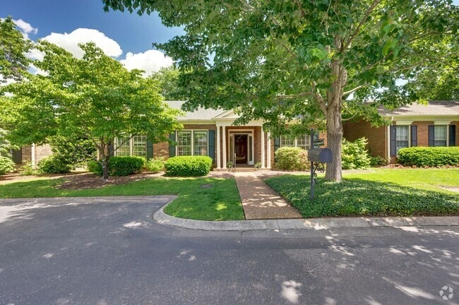 Building Photo - Awesome 3BE/2BA home in the heart of Green...