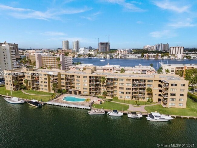 Building Photo - 301 Golden Isles Dr Unit 109
