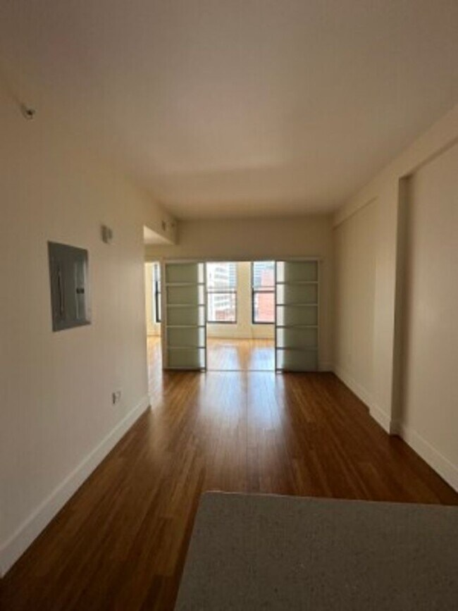 Photo - DOWNTOWN (EMERSON/SUFFOLK/NESL) - 2 Bed Ap...