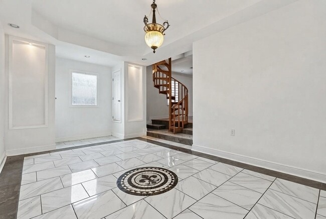 2135 Mirabeau Ave