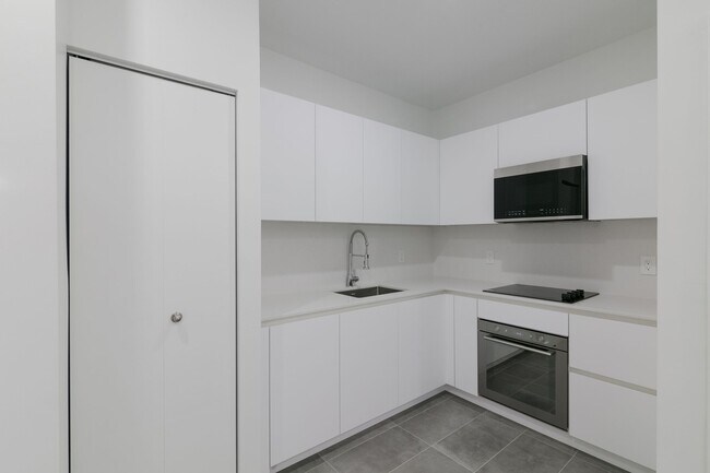 Building Photo - 6885-6891 Sherbrooke west Unit 23