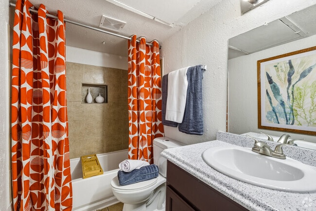 1BR, 1BA - 623SF - Bathroom