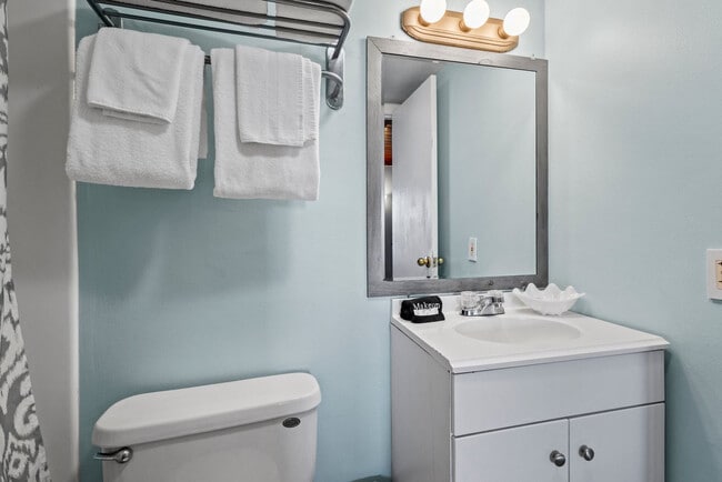 Building Photo - 110 S Ocean Dr Rental