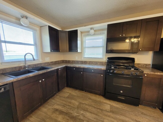 Building Photo - 2 Bedroom, 1 Bathroom Home 5 Minutes from ...