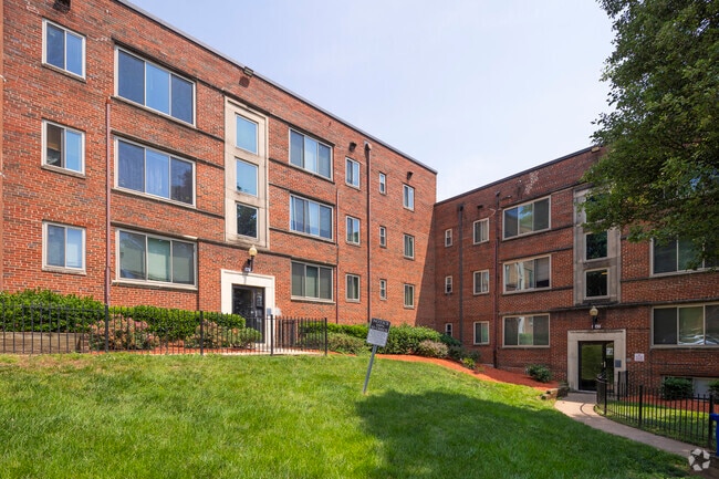 Frente - Friendship Courts Apartments