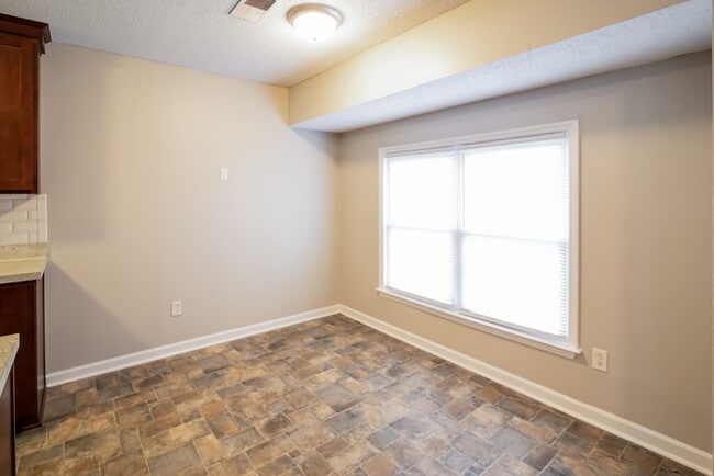 Photo - 108 Totem Ct