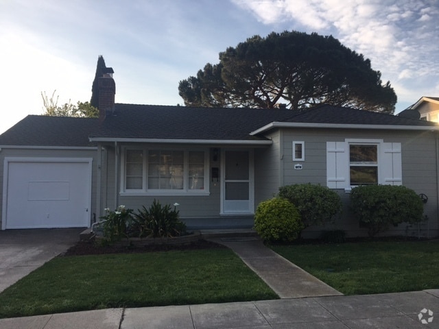 Building Photo - Charming 2 Bedroom Home Close to Downtown