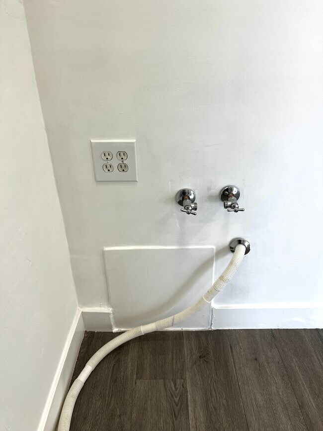 Photo - 5760 Melrose Ave