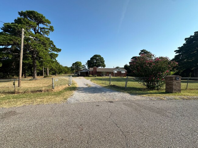 Building Photo - 16881 Beau-Kay Dr