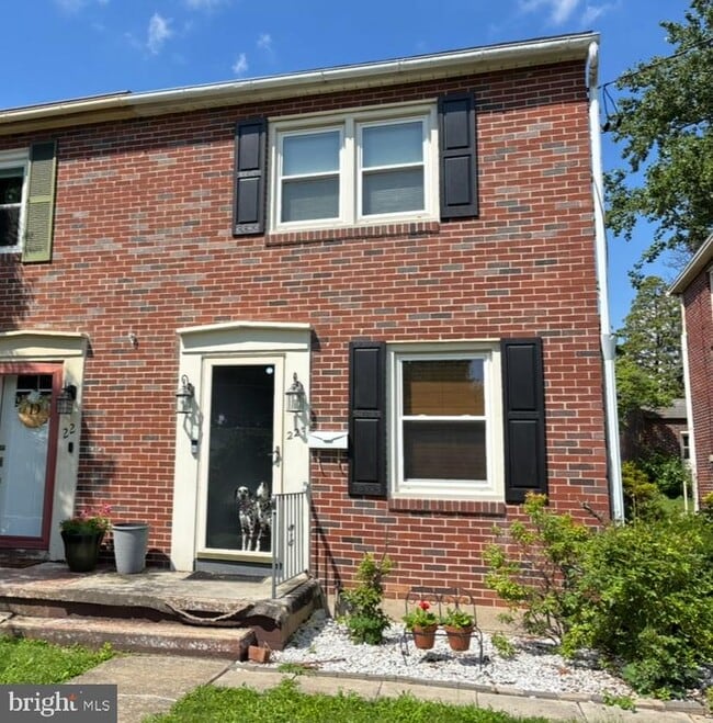Building Photo - 22 1/2 E Pine St Rental