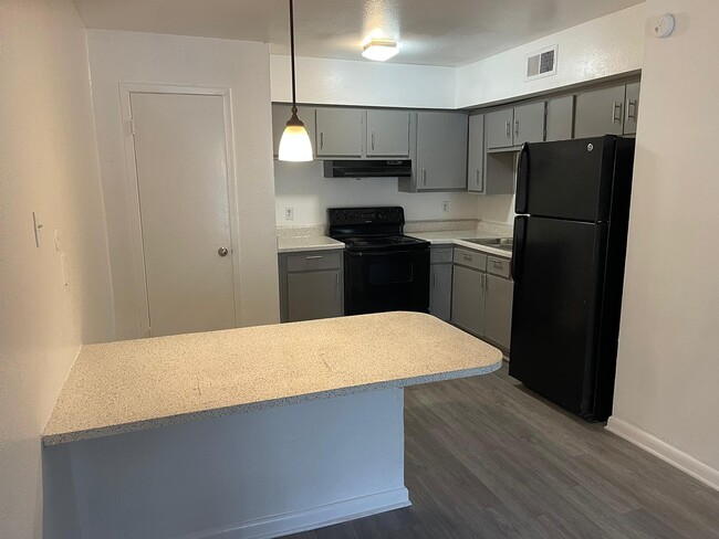 Photo - 2002 N Wayside Dr