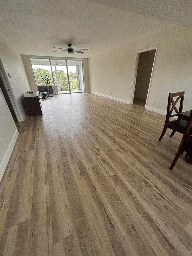 Photo - 555 Oaks Ln Unit 309
