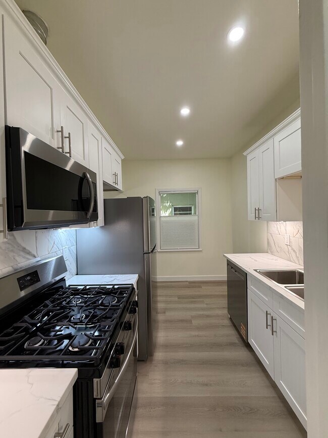 Photo - 208 N La Peer Dr Unit 1