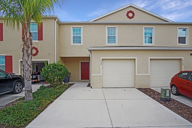 Building Photo - Townhome now available in Davenport!