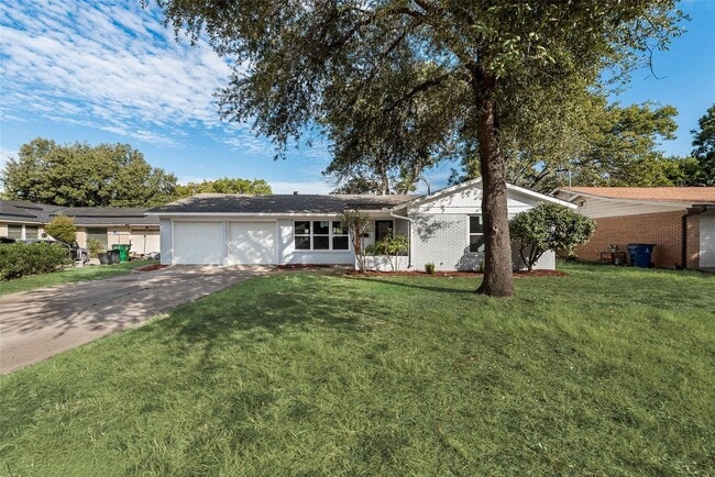 Building Photo - Built for Entertaining. Designed for Living. Fresh Style. Smart Layout. Perfect Location