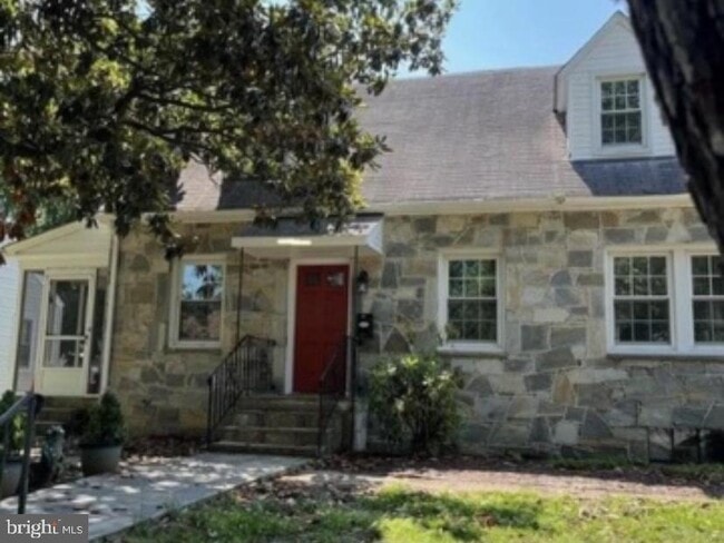 Building Photo - 420 Woodford St Rental