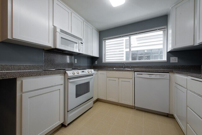 Building Photo - 2023 Unit C