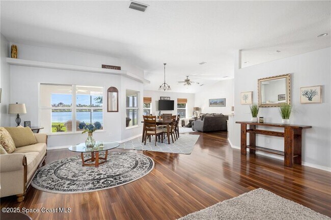 Photo - 935 Southlakes Way SW