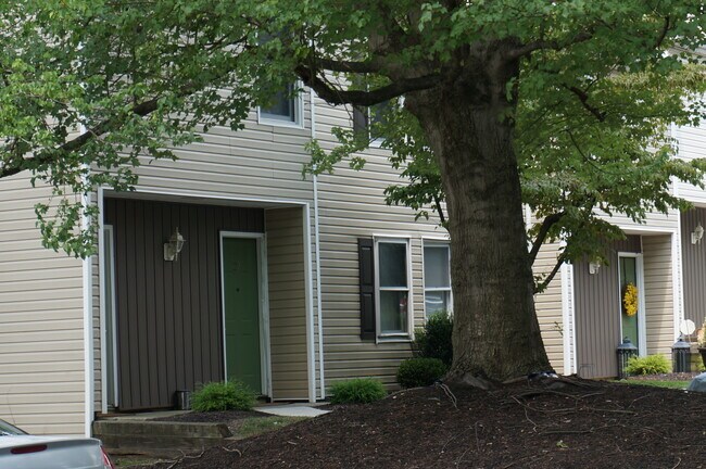 Private Entry - Glen Point Apartments