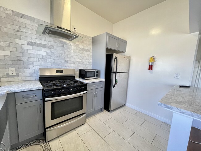 Building Photo - 15 Paloma Ave