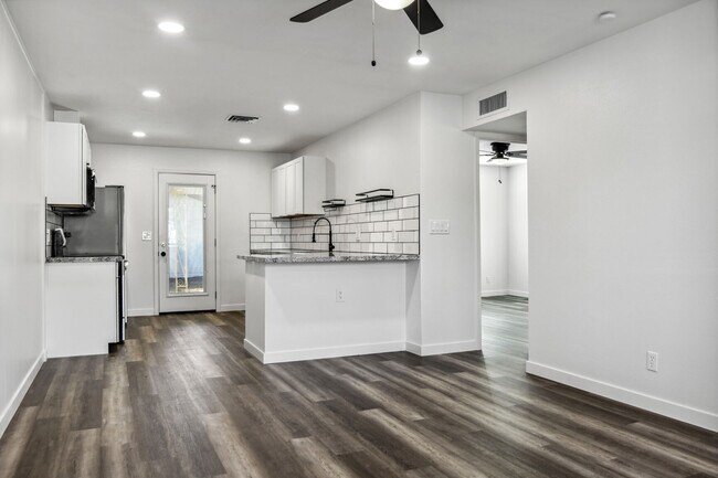 Photo - 1227 W 4th St Unidad 1229