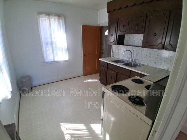 Photo - 166 Court St S