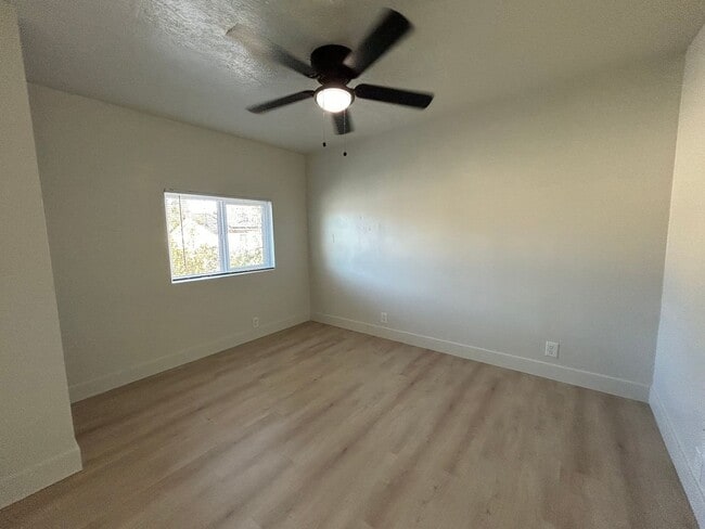 Photo - 951 N Redwood Rd Unidad #7