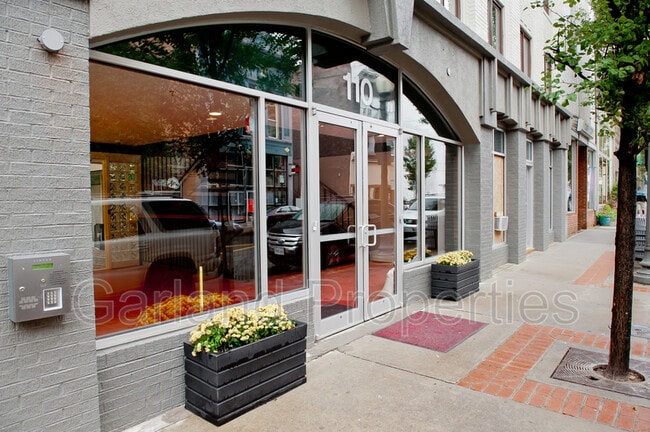 Building Photo - 110 Campbell Ave SE Unit SW 303