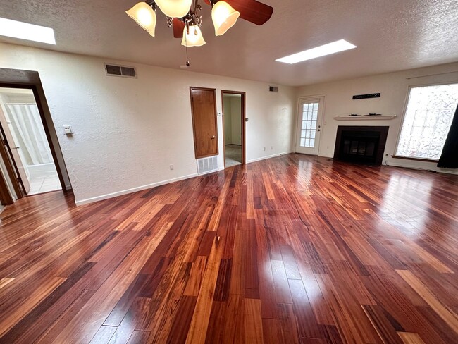 2 Bedroom 2 Bath Townhome w/2 Car Garage a... - 2 Bedroom 2 Bath Townhome w/2 Car Garage a...