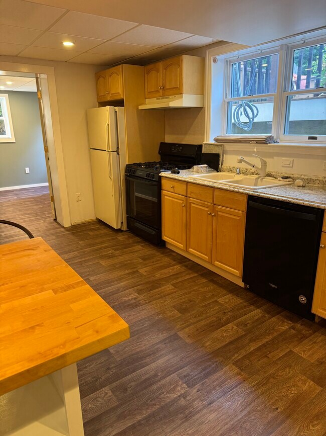 Estufa, refrigerador, lavavajillas y triturador de basura. - 6 Yale Rd