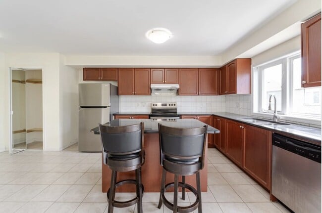 Building Photo - 2 BED PLUS DEN - 1 BATH - SCARBOROUGH -  FOURPLEX