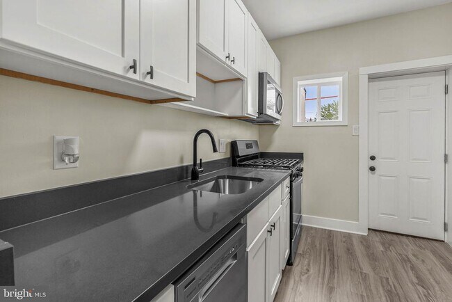 Photo - 3047 Janney St