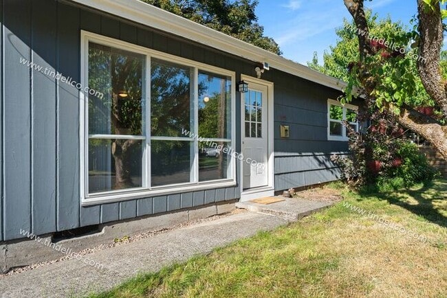 Photo - Charming 2-Bedroom Home with Fenced Yard in St. Johns - Pets Welcome!