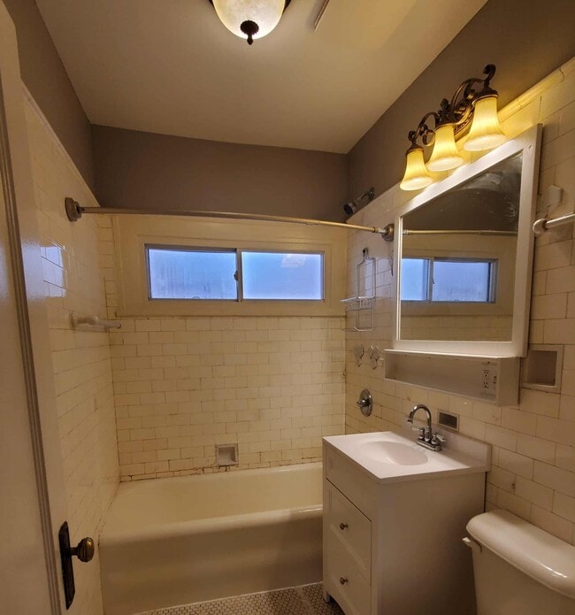 bathroom - 400 S 4th Ave Unit Spacious 3 bedroom, 1 bat