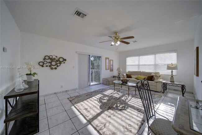 Photo - 2855 NE 30th St Unidad B