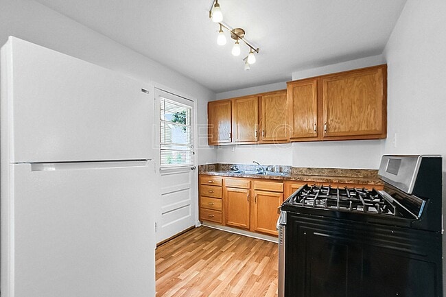 Photo - 702 Compton St
