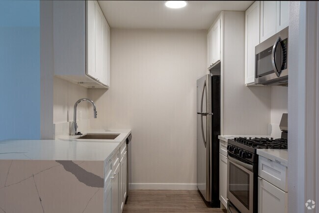 1BR, 1BA - 736 SF