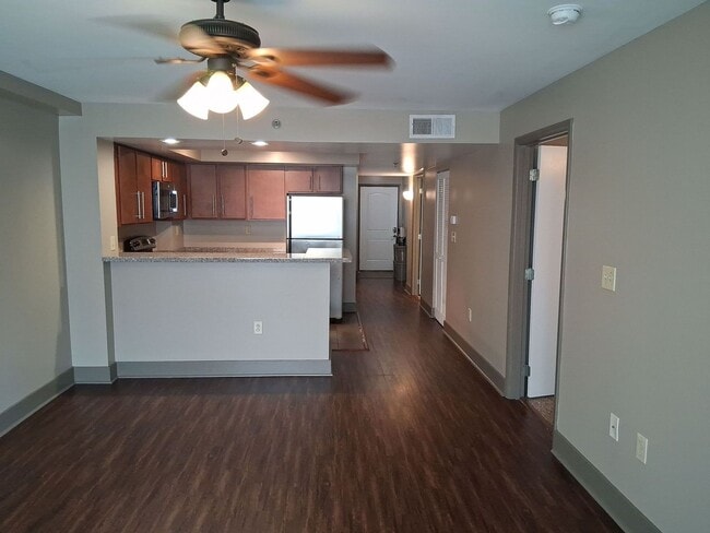 Photo - NEW LISTING at LAKE PLAZA! Available for FALL 2026; rent includes use of one parking space Unidad 202