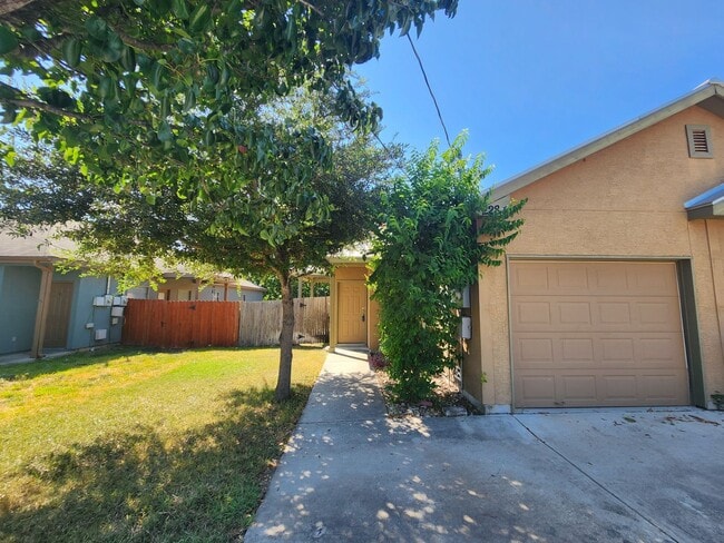3/2/1 Duplex w/ Stained Concrete Floors Th... - 3/2/1 Duplex w/ Stained Concrete Floors Th... Casa
