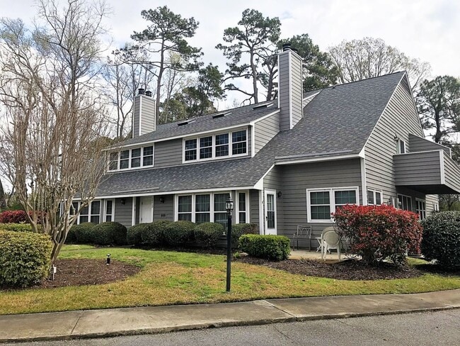 Building Photo - 2 Bedroom, 1 Bath, Unfurnished Condo in Sterling Village! Unit D